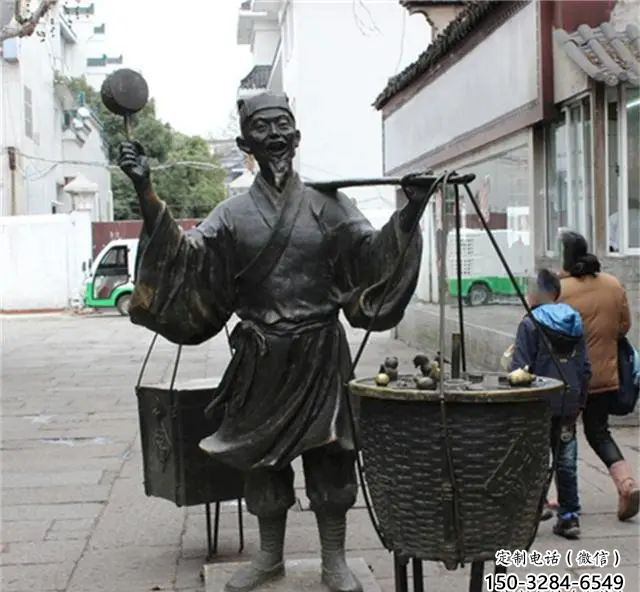挑扁擔小販雕塑廠家，仿古人物雕塑小品，步行街民俗人物擺件