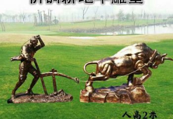 牛離地雕塑廠家，農夫趕牛離地雕塑，仿銅玻璃鋼雕塑