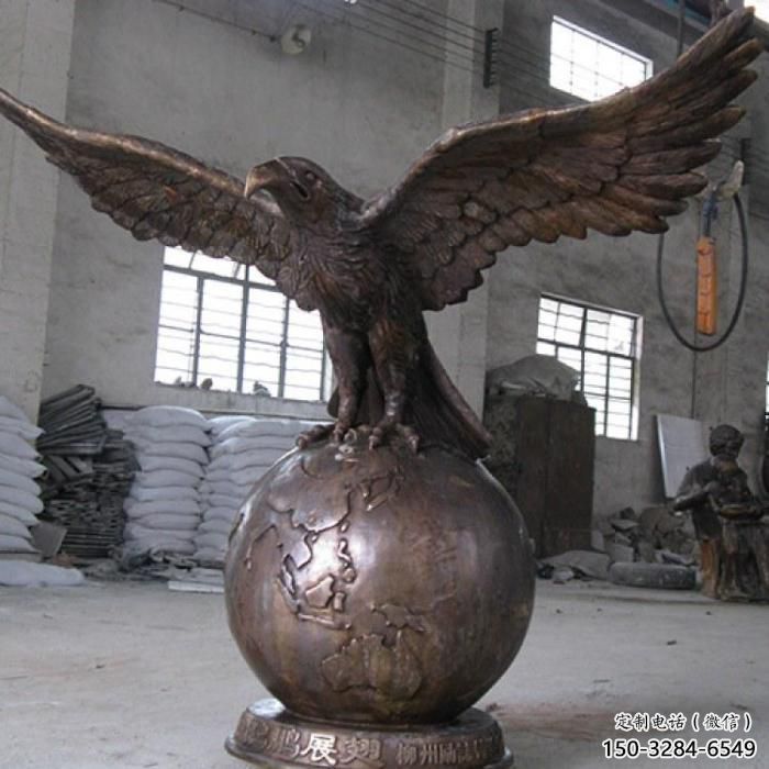 老鷹雕塑廠家，仿銅色動物擺件，商場玻璃鋼老鷹雕塑