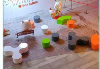 商場(chǎng)坐凳雕塑