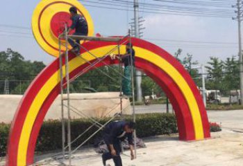 崇左烤漆拱門雕塑，彩虹圖案設(shè)計，不銹鋼大門雕塑實景