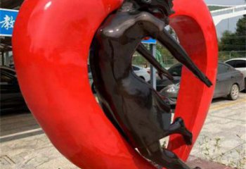 淮安草地心形人物雕塑