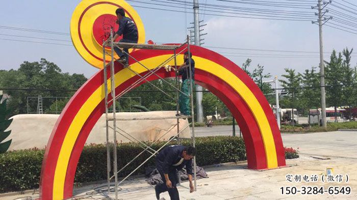 萍鄉烤漆拱門雕塑，彩虹圖案設計，不銹鋼大門雕塑實景