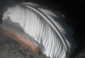 和林格爾羽毛雕塑供應(yīng)，花園小品，酒店玻璃鋼羽毛雕塑展品