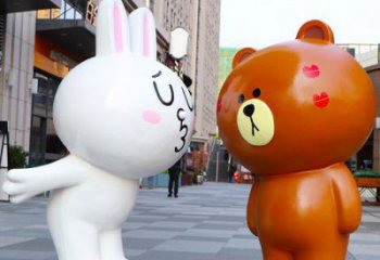 銅川步行街布朗熊雕塑，玻璃鋼動(dòng)物雕塑，卡通方式